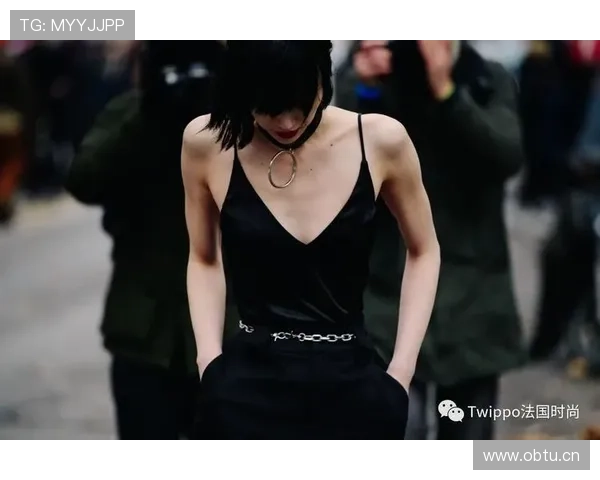 山口茜赛场像冷面武士，街拍却像拎着大牌信用卡来的贵妇，普通人瞬间被碾压